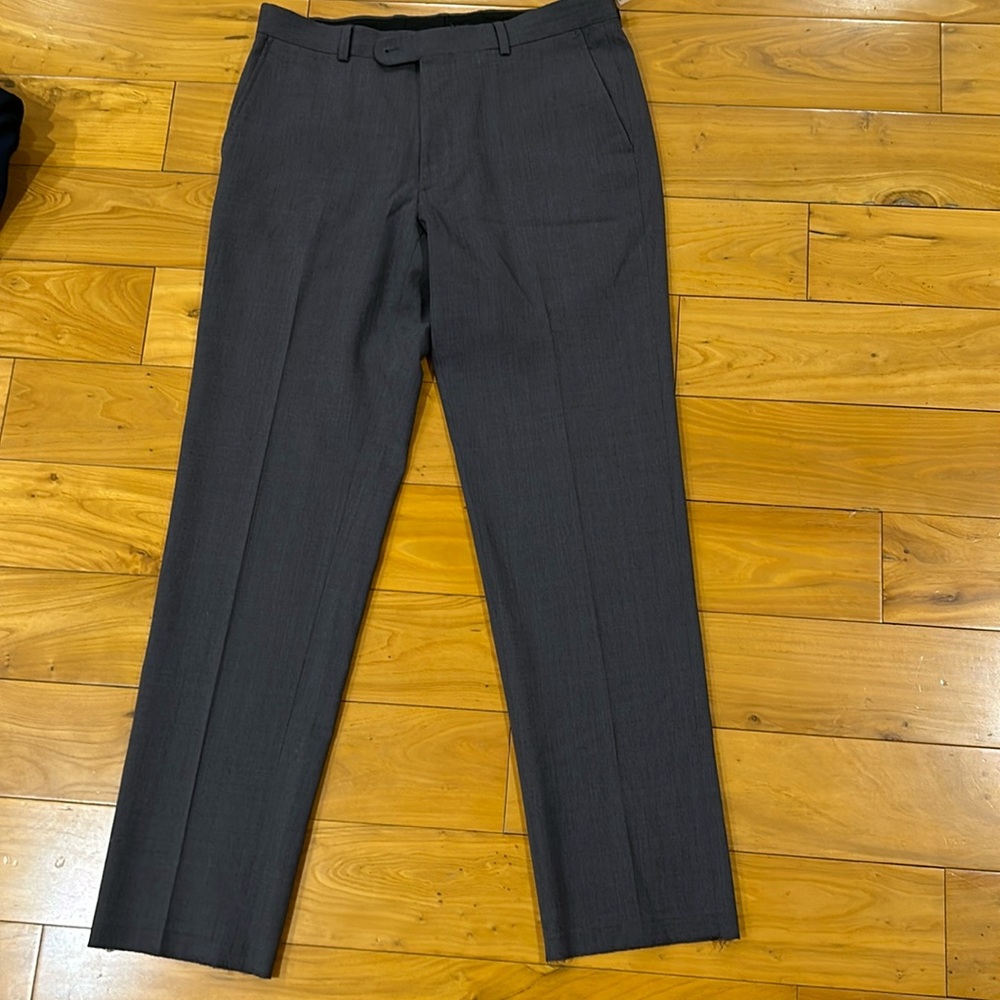 Smart pants. Gray color. Excellent condition. Joseph Abboud. Size 34W x 32
